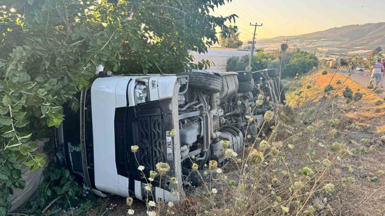 Talaş yüklü tır şarampole devrildi: 2 yaralı