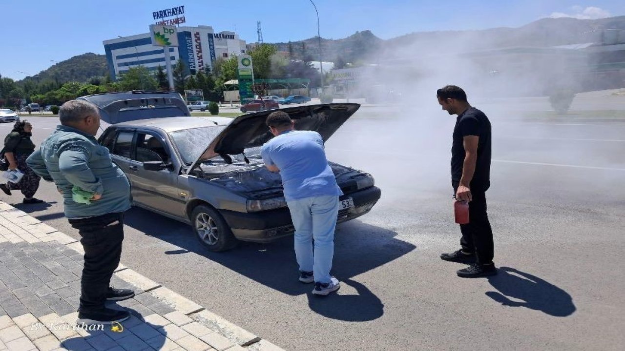 Seyir halindeki araçta çıkan yangın paniğe neden oldu