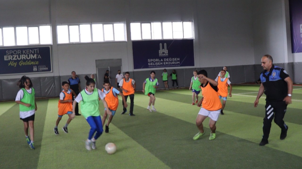 Polis Erzurum’da çocuklarla futbol oynadı, evleri ziyaret etti