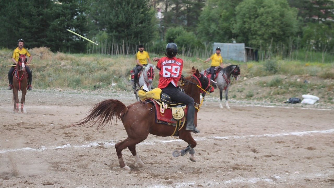 Cirit il ikincisi Can Bayburt Atlı Spor Kulübü yarı final için mücadele edecek