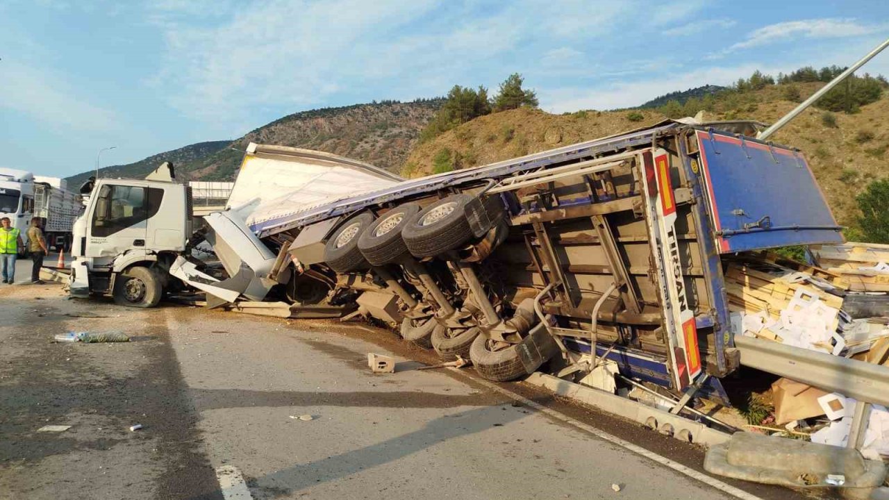 Bilecik’te karton ambalaj yüklü tır devrildi: 1 kişi yaralandı