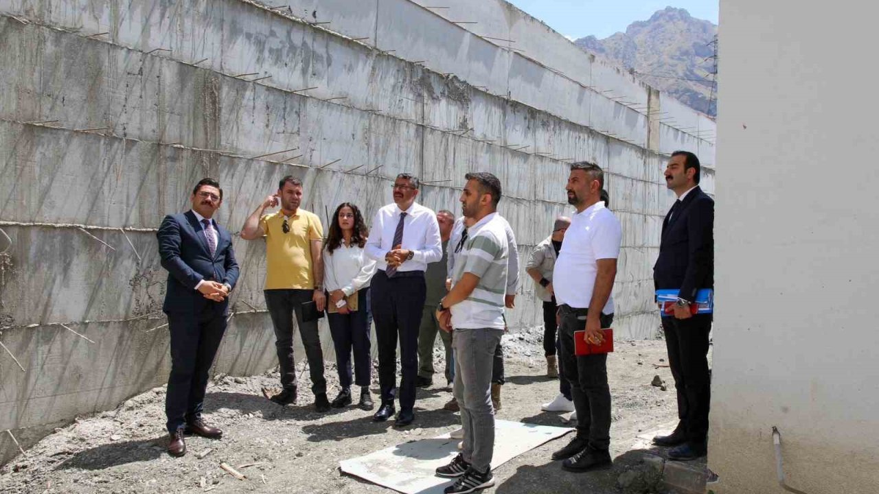 Vali Çelik, mezbahane ve hayvan barınağı inşaatında incelemelerde bulundu