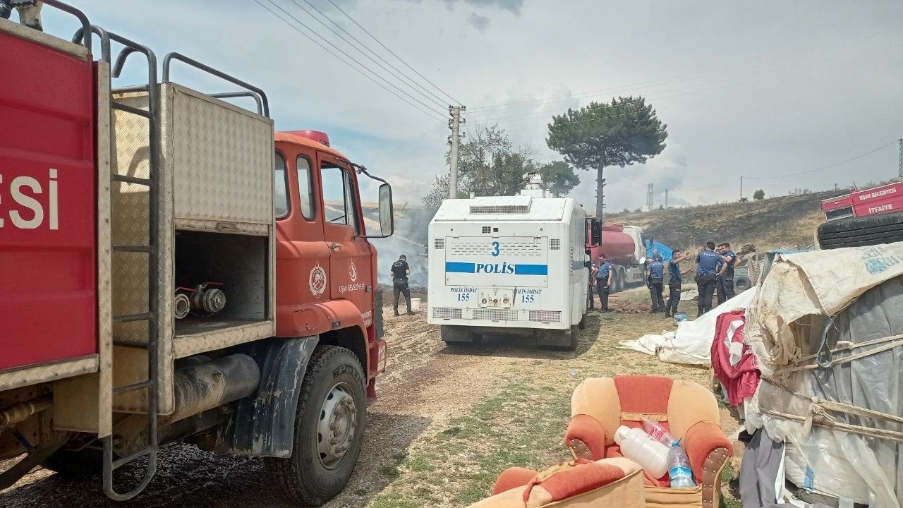 Uşak’ta çıkan yangın evlere ve ormanlık alana sıçramadan söndürüldü