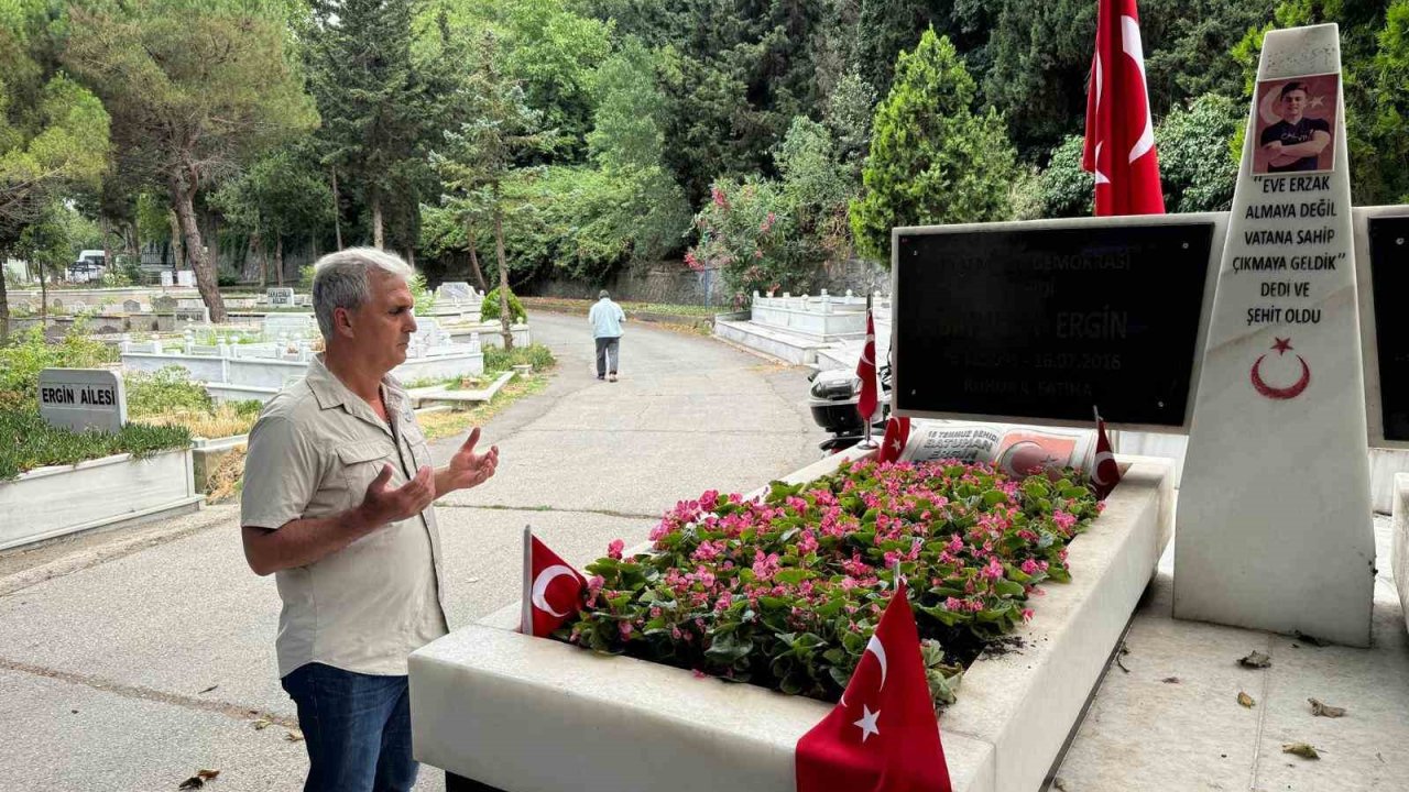 Şehit babasından İBB’ye bayrak tepkisi:  “Oğlum 15 Temmuz şehidi olduğu için mi bu bayrağı değiştirmek zor geliyor”