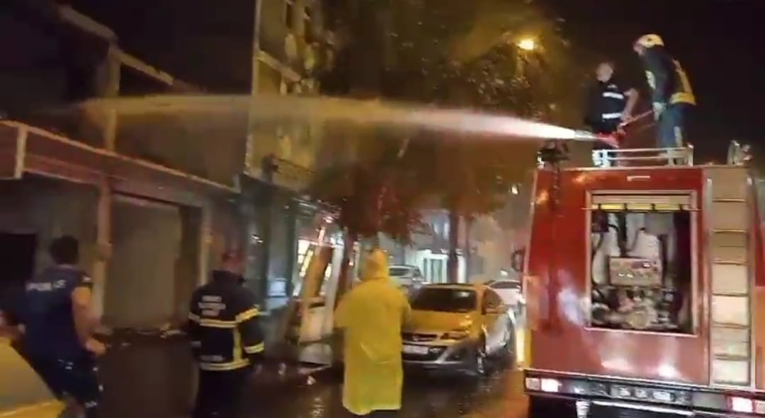 Kars’ta 2 katlı metruk binada yangın çıktı