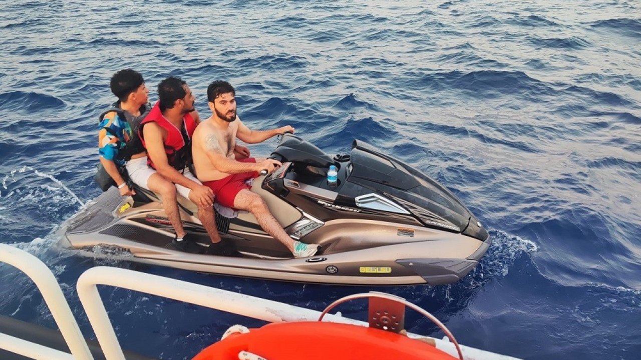 Jet ski ile kaçmaya çalıştılar