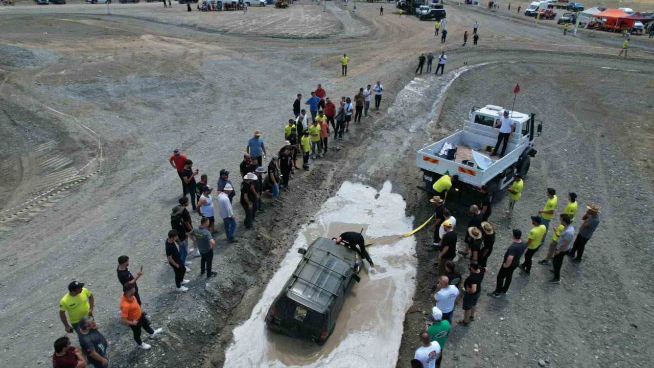 Erzincan’da off-road yarışmasında pilotlar çamura saplandı