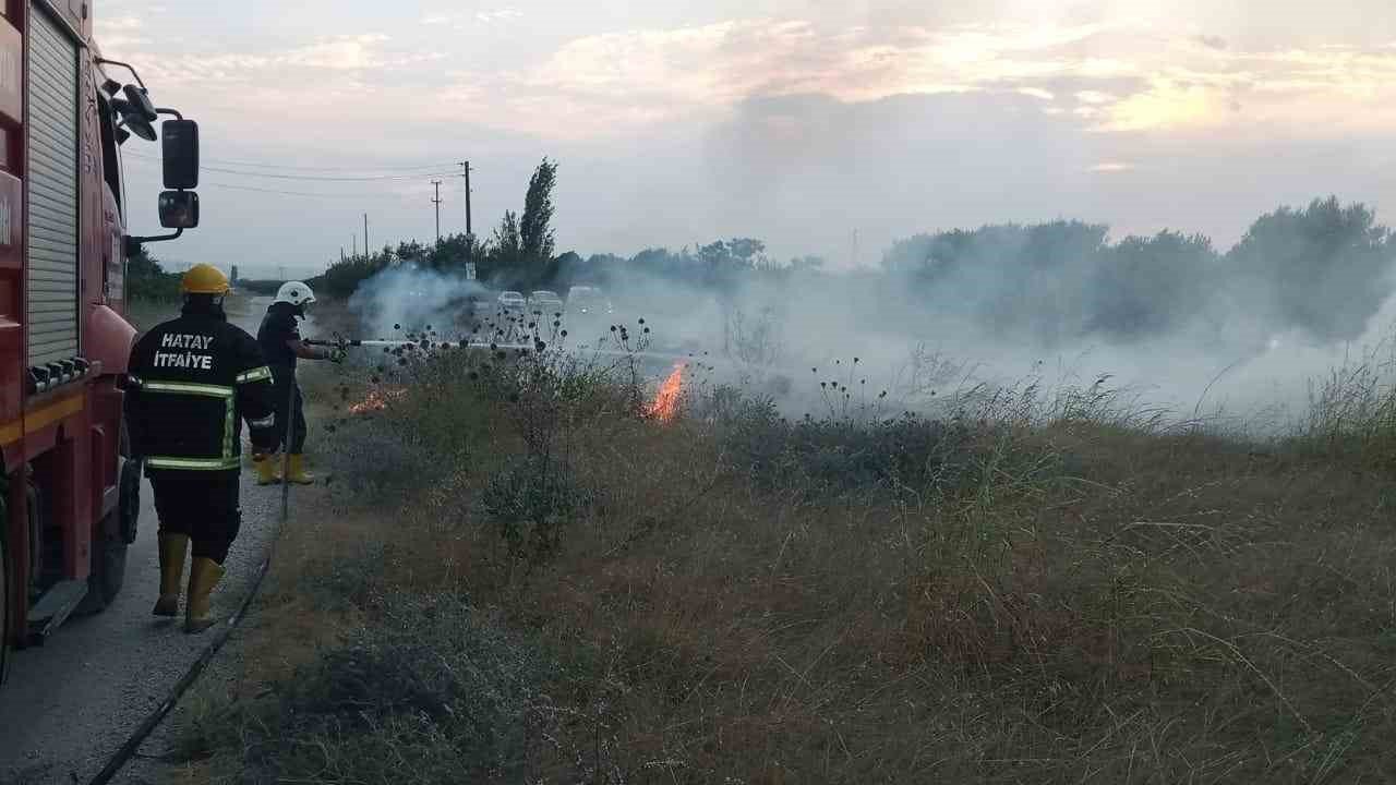 Erzin’de doğal gaz borusu üzerindeki otluk alanda yangın çıktı