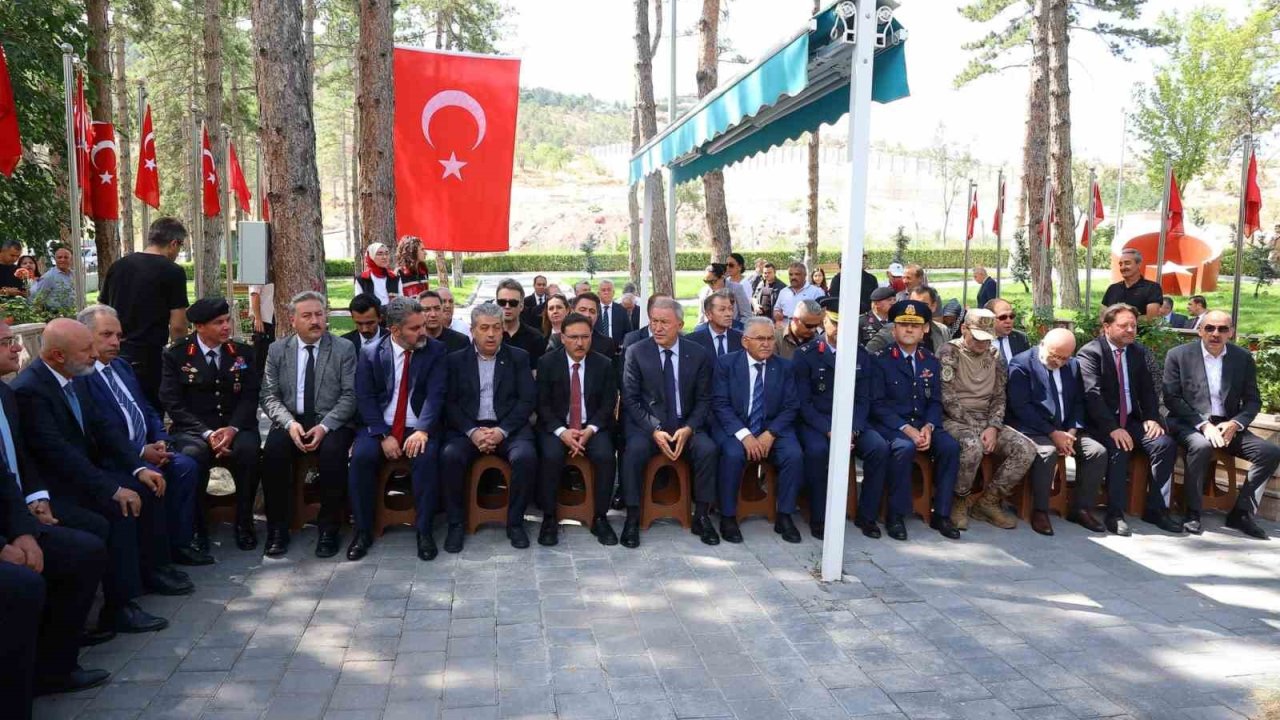 Başkan Büyükkılıç, 15 Temmuz’da şehitleri kabirleri başında andı