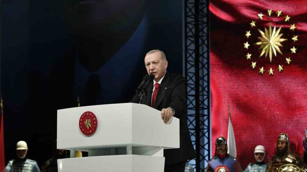 Cumhurbaşkanı Erdoğan: "Yurt dışındaki şarlatandan emir alarak pis ellerini vatanımıza uzatan FETÖ’cü alçaklar, döktükleri kanla tarihimize kara bir leke olarak geçtiler. Modern dönem Haşhaşilerini ne biz affedeceğiz ne