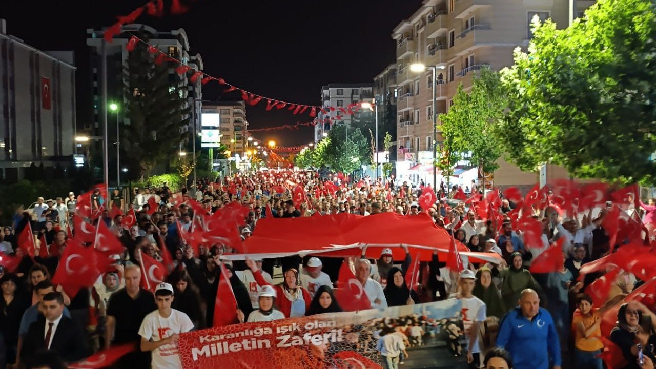 Van’da binlerce kişi ’15 Temmuz’ yürüyüşüne katıldı