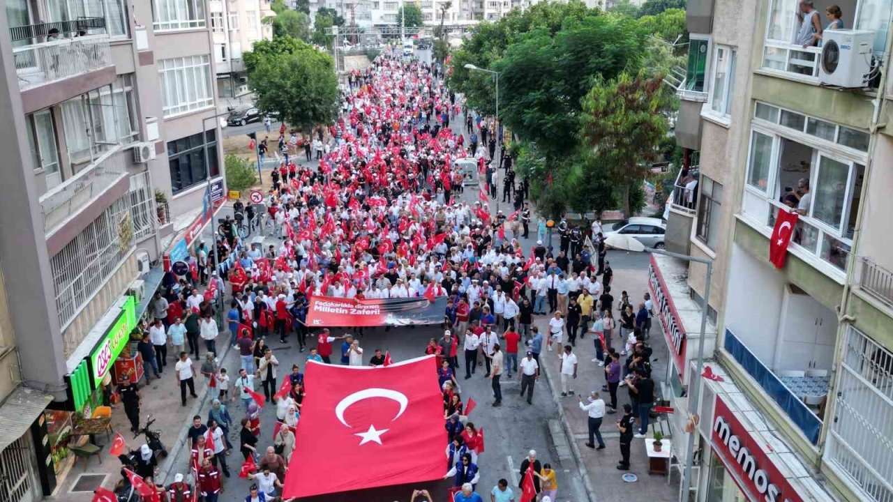 Mersin’de 15 Temmuz anma yürüyüşü düzenlendi, demokrasi nöbeti tutuldu