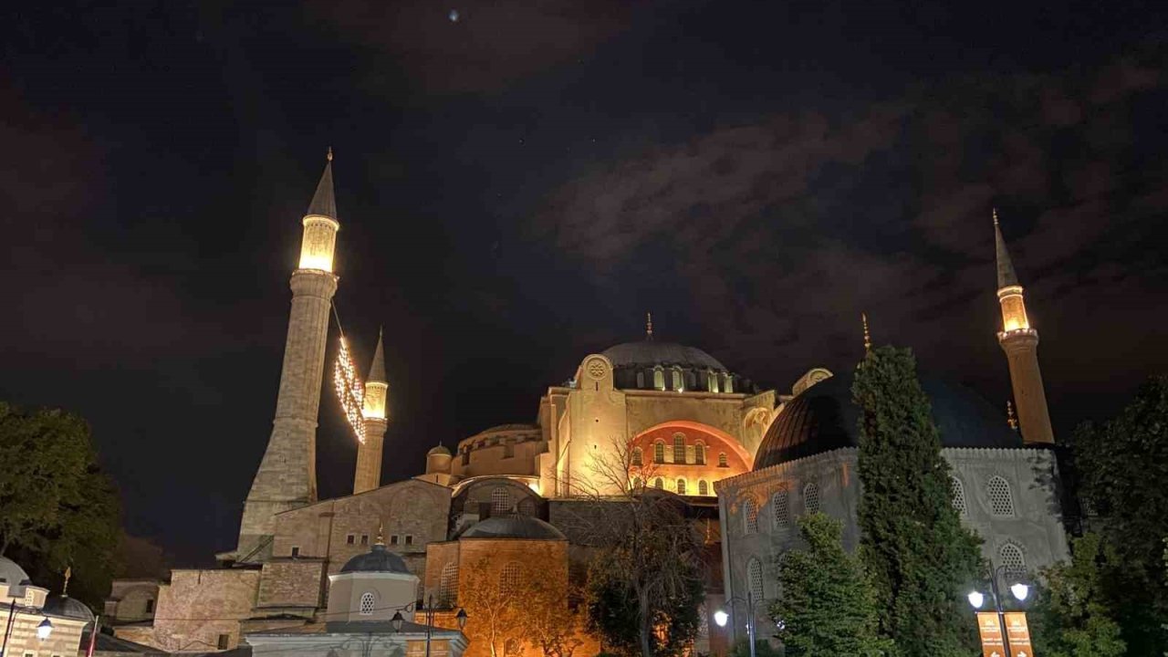 15 Temmuz’un 8’inci yıl dönümünde İstanbul’da camilerde sela okundu