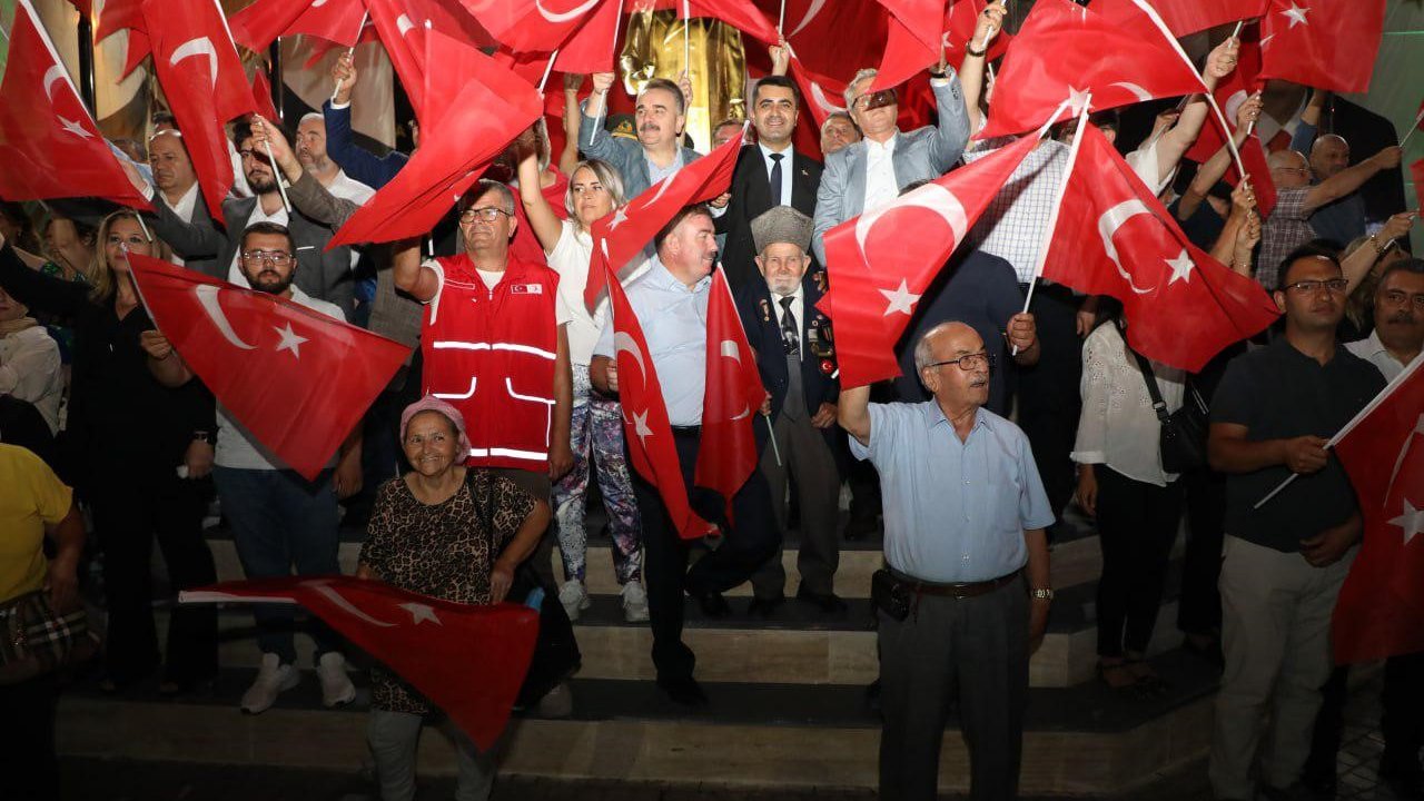 Edremit’te Demokrasi Nöbetine büyük ilgi