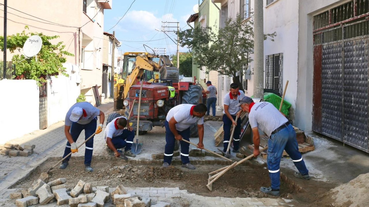 Burhaniye’de yol çalışmaları tüm hızıyla devam ediyor