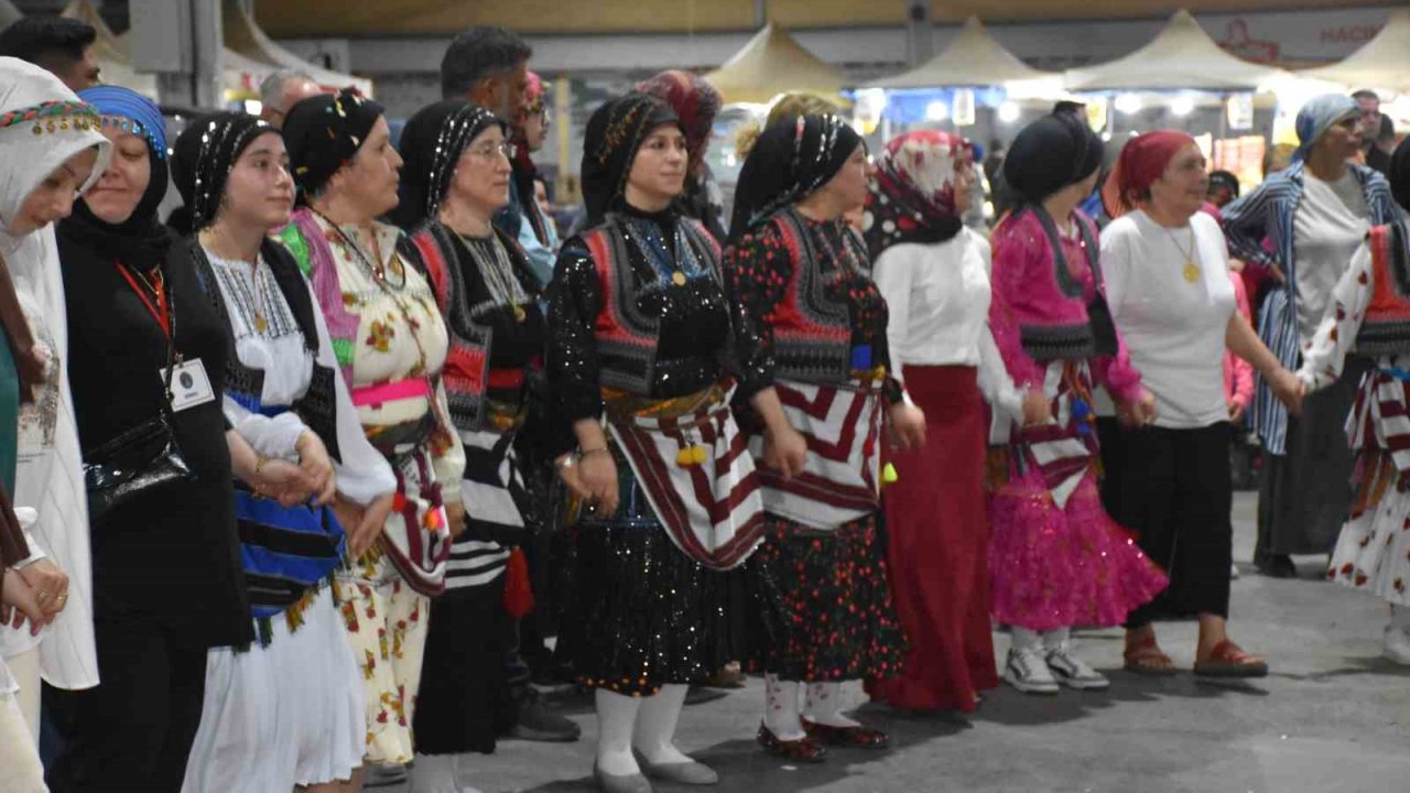 Bu festivalde yüzlerce kişi kol kola girip horon oynadı