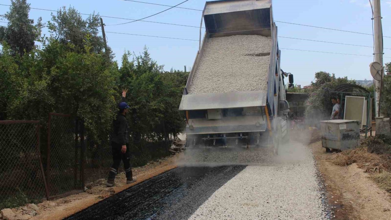 Finike’de 3 mahallede sathi kaplama asfalt çalışması