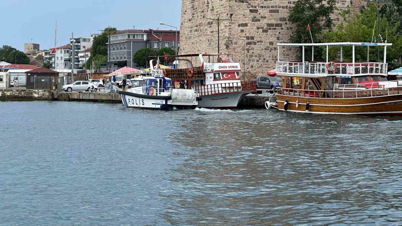 Dalgıçların deniz dibi temizliği sırasında gezi teknesi paniği