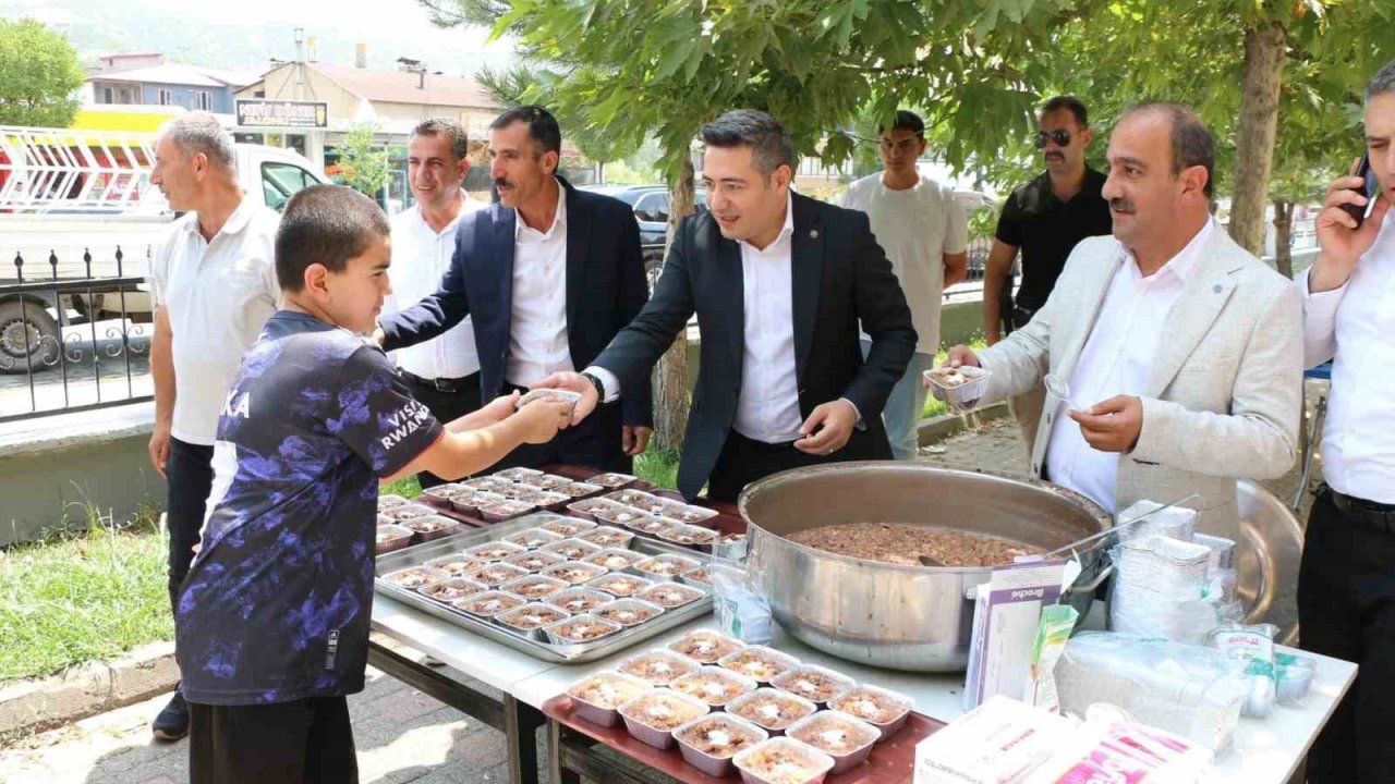 Kaymakam Özçelik, Muharrem ayı dolayısıyla vatandaşlara aşure dağıttı