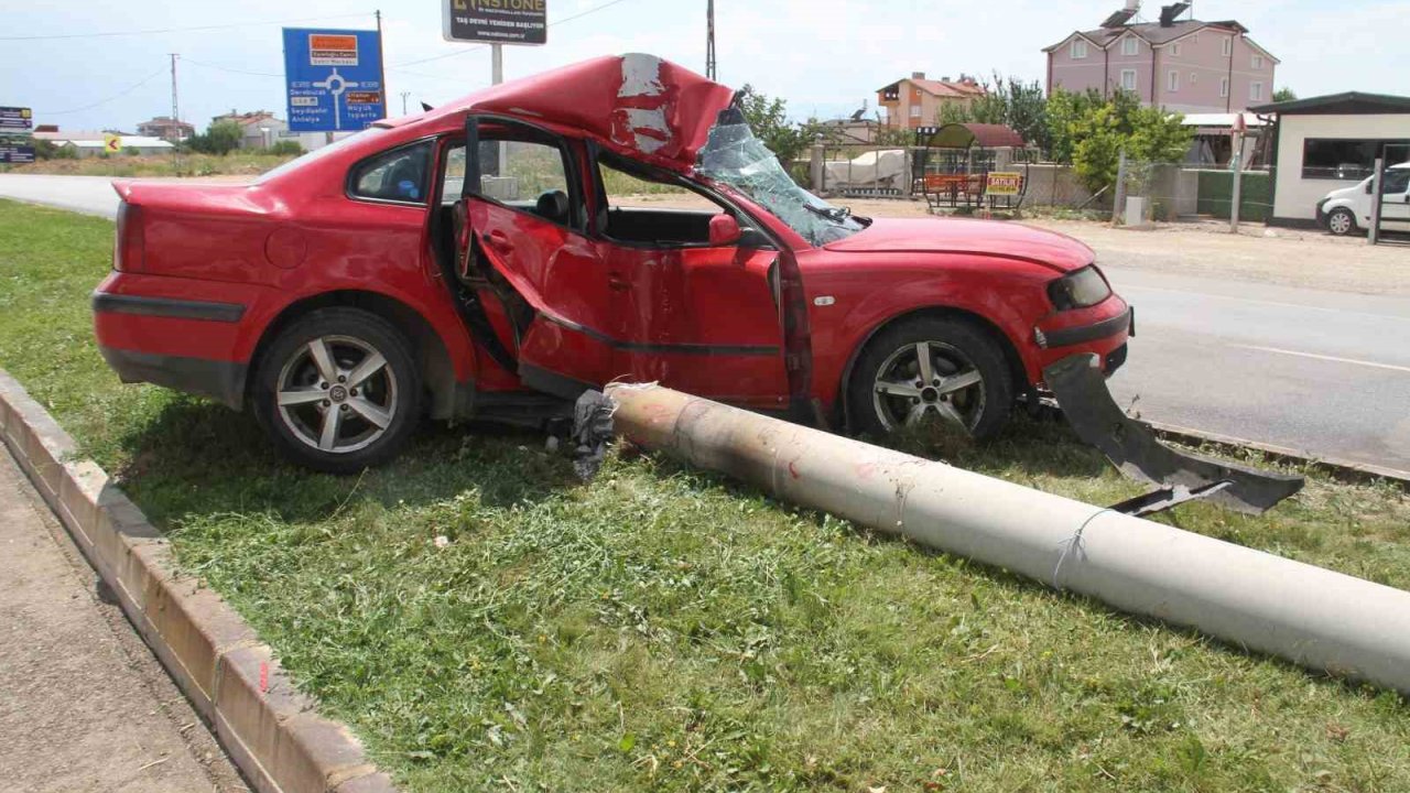 Konya’da otomobil aydınlatma direğine çarptı: 2 yaralı