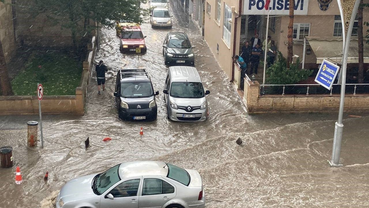 Bayburt’ta etkili olan sağanak nedeniyle cadde ve sokakları su bastı