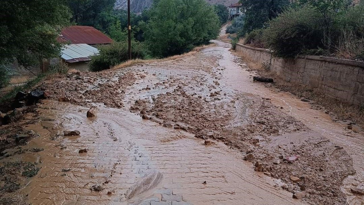 Sağanak yağış sele neden oldu