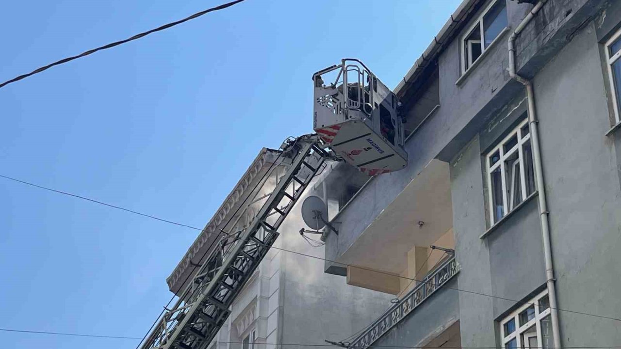 Esenyurt’ta iki bina arasındaki gecekondu alev alev yandı, korku dolu anlar yaşandı