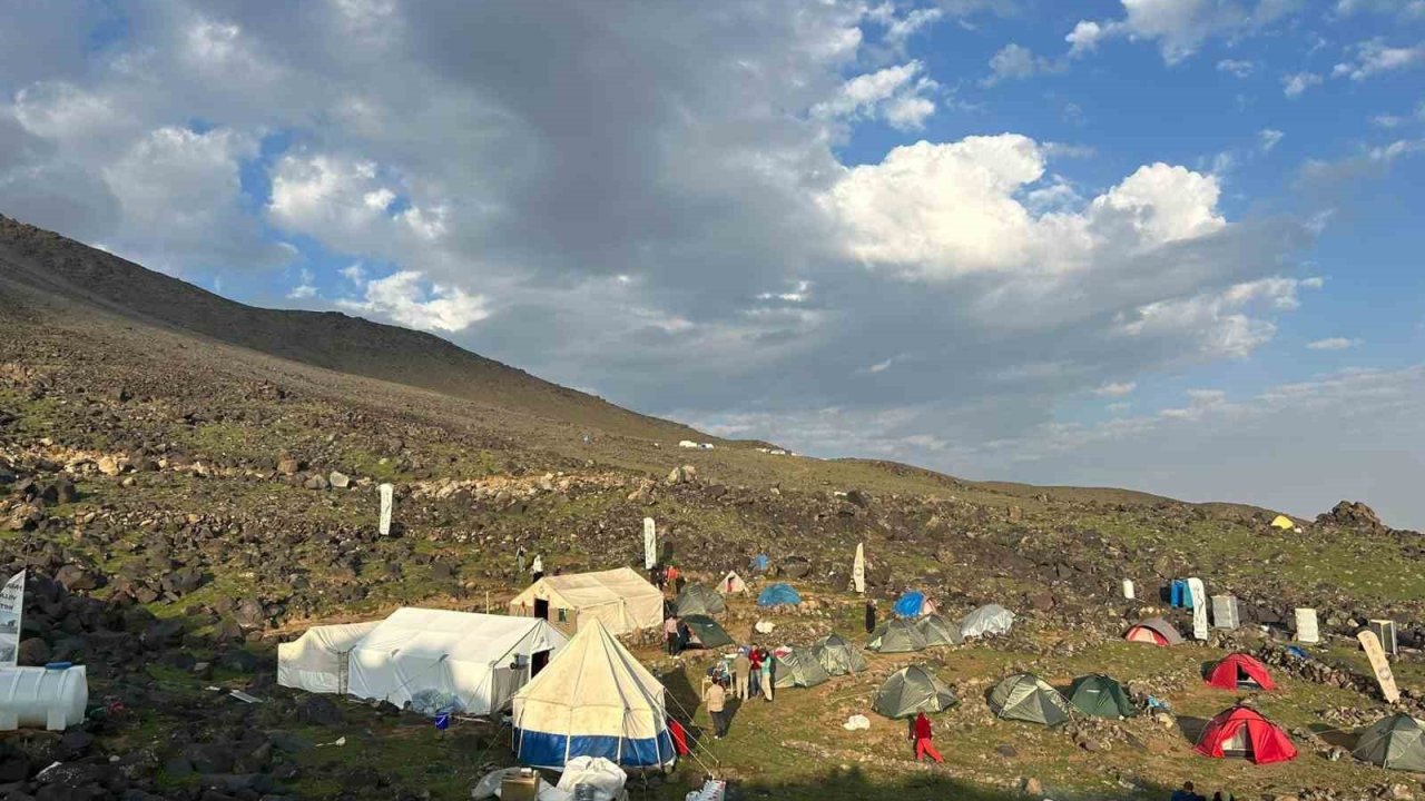 Ağrı Dağı’ tırmanışı sırasında hayatını kaybeden 10 dağcı anıldı