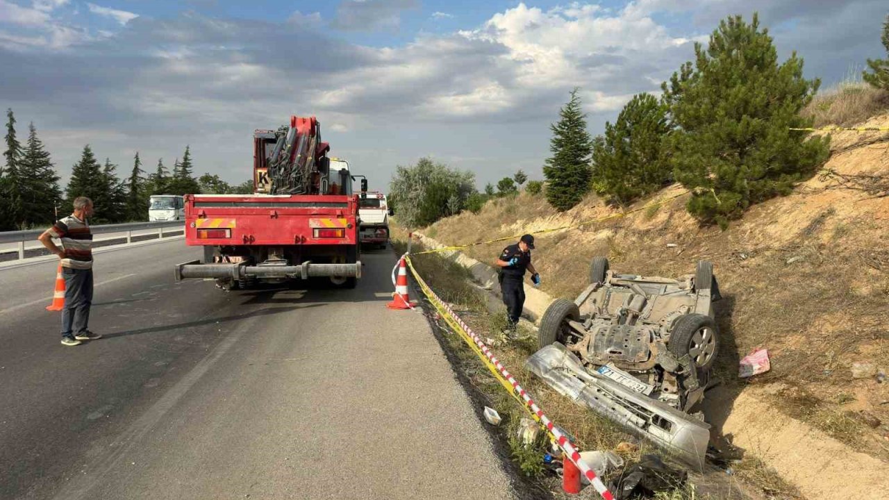 Takla atıp refüje devrilen otomobilde 2 kişi yaralandı