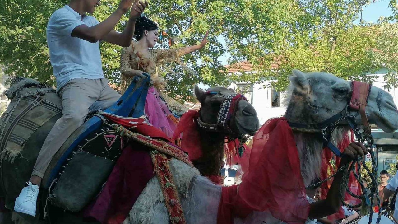 Gelin ve damat deve üzerinde Manyas turu yaptı