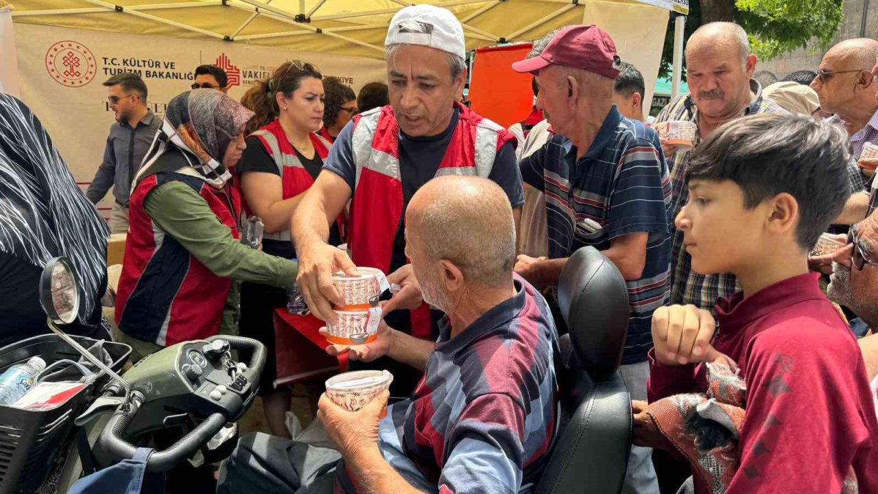 Kayseri Vakıflar Bölge Müdürlüğü’nden aşure ikramı