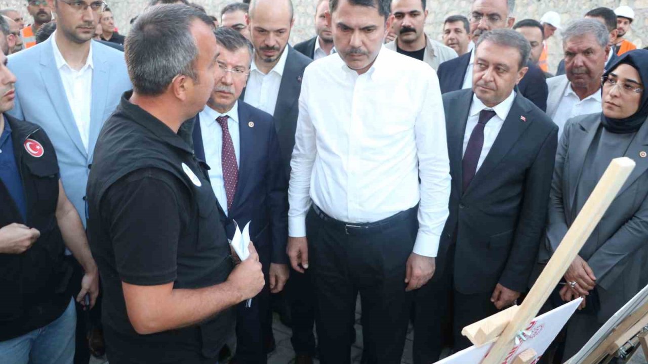 Bakan Kurum, Şanlıurfa’da deprem konutlarını inceledi