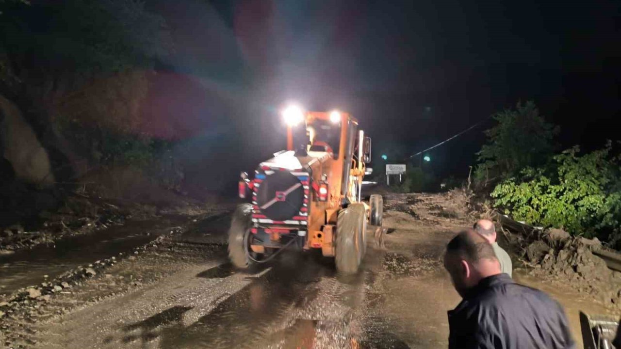 Giresun’da heyelan nedeniyle ulaşıma kapanan yolu açma çalışmaları başlatıldı