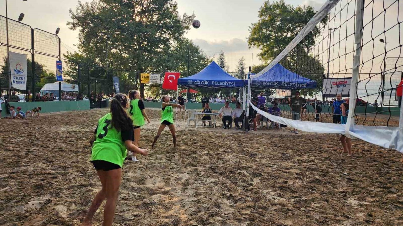 Gölcük’te plaj voleybolu turnuvası başladı