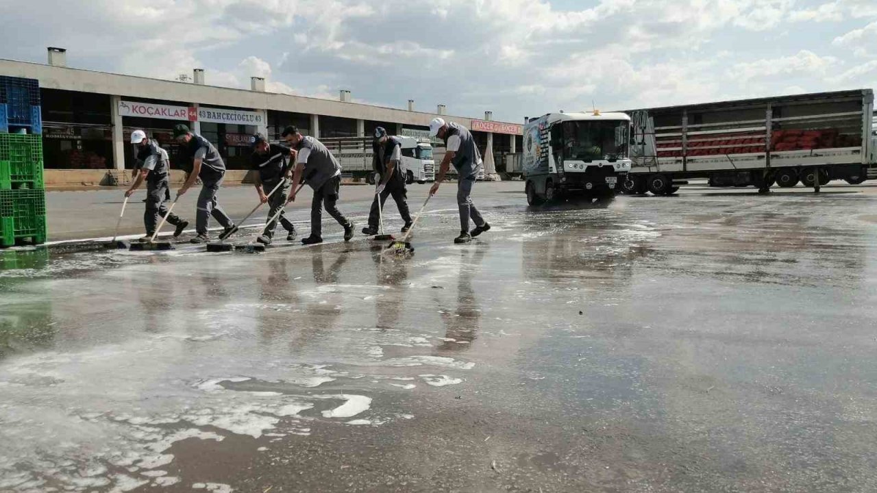 Büyükşehir Hal Kompleksi’nde kapsamlı temizlik çalışması