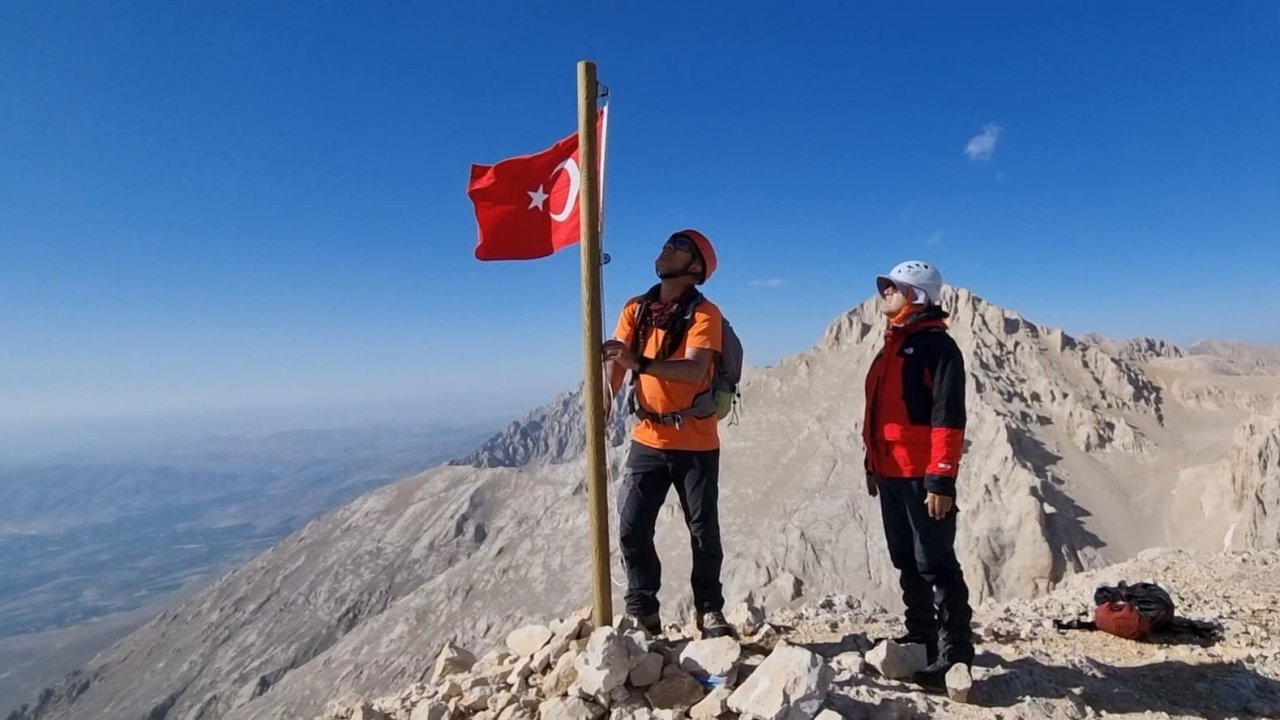 Kırşehir’de dağcılar, 3 bin 560 metrelik Eznevit Zirvesi’ne tırmandı