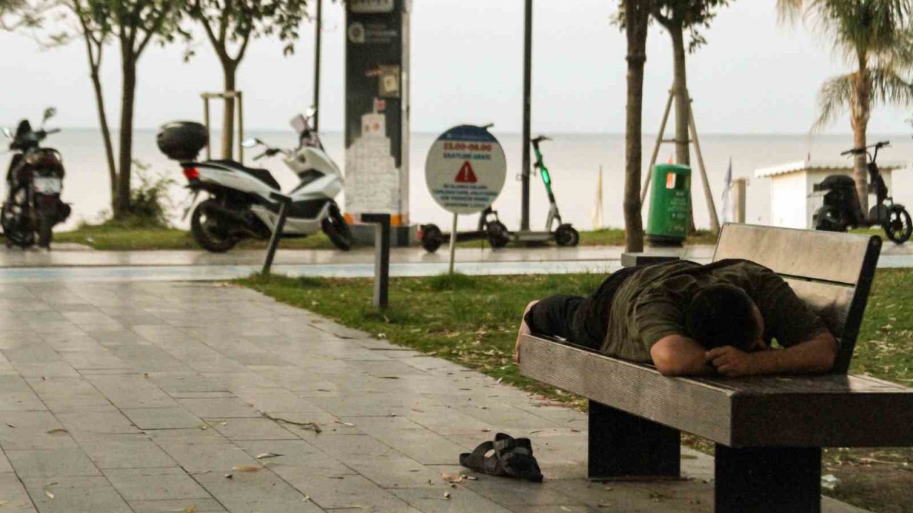 Evde bunalan vatandaşlar Konyaaltı Sahili’nde sabahladı