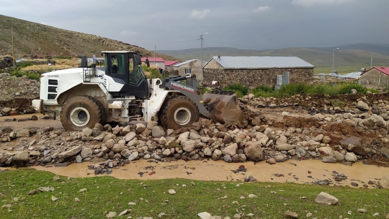 Iğdır’da şiddetli yağmur sonrası köylerde sel yaşandı