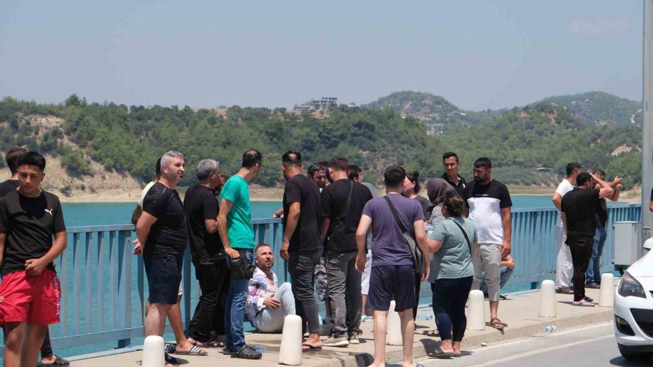 Göle düşen otomobildekilere saatlerdir ulaşılamayınca bir yakını göle atlamak istedi