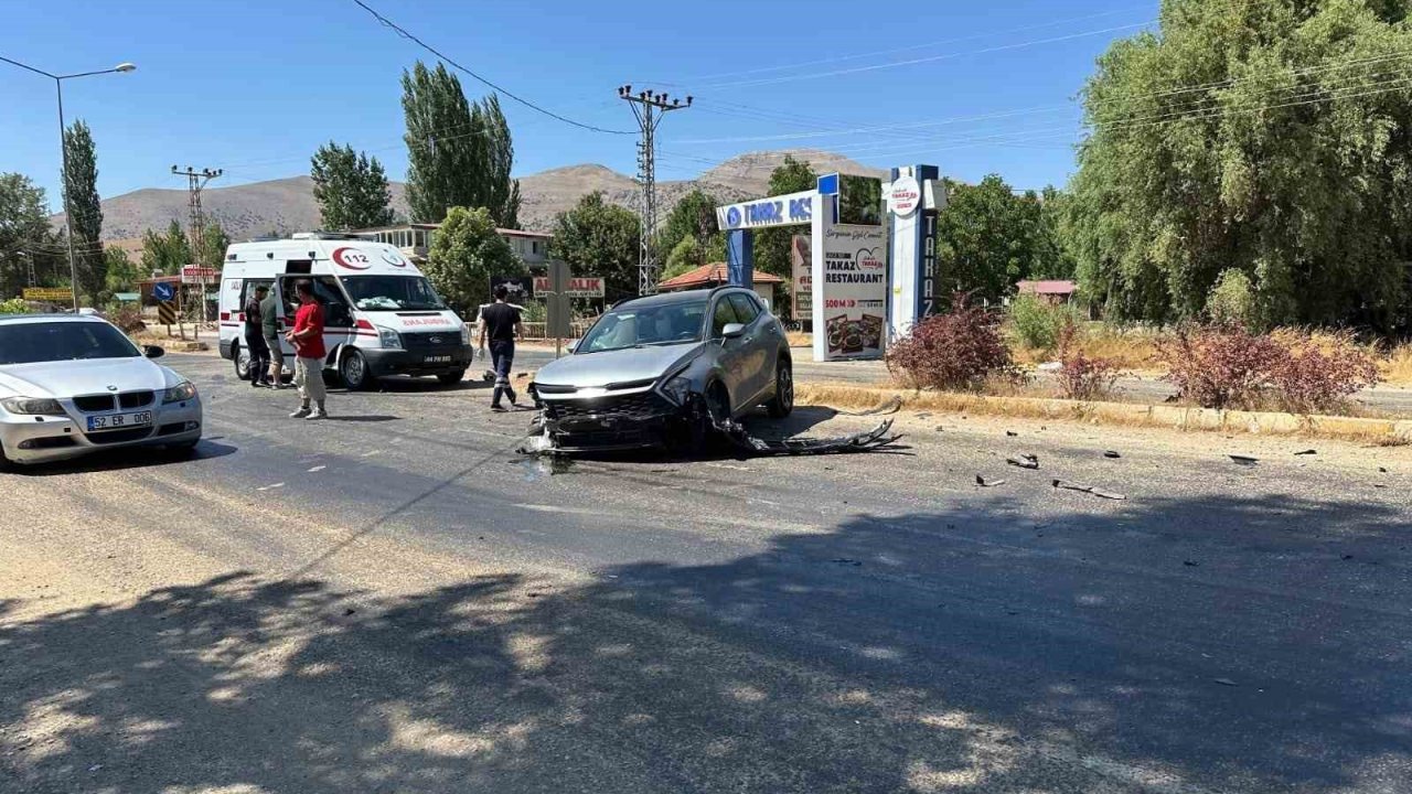 Malatya’da 2 otomobil çarpıştı: 3 yaralı