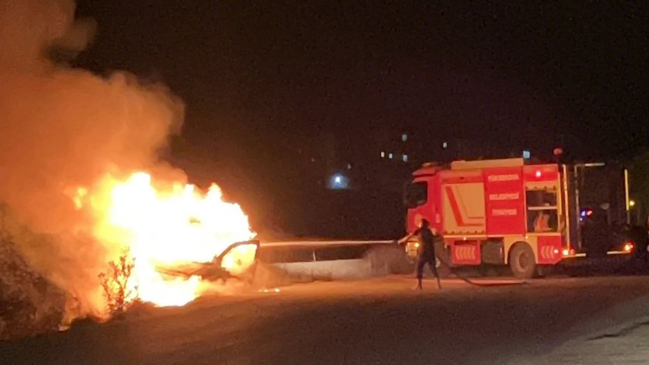 Yüksekova’da ticari araç alev alev yandı