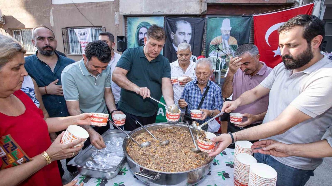 Başkan Tugay, Örnekköy’de aşure dağıttı