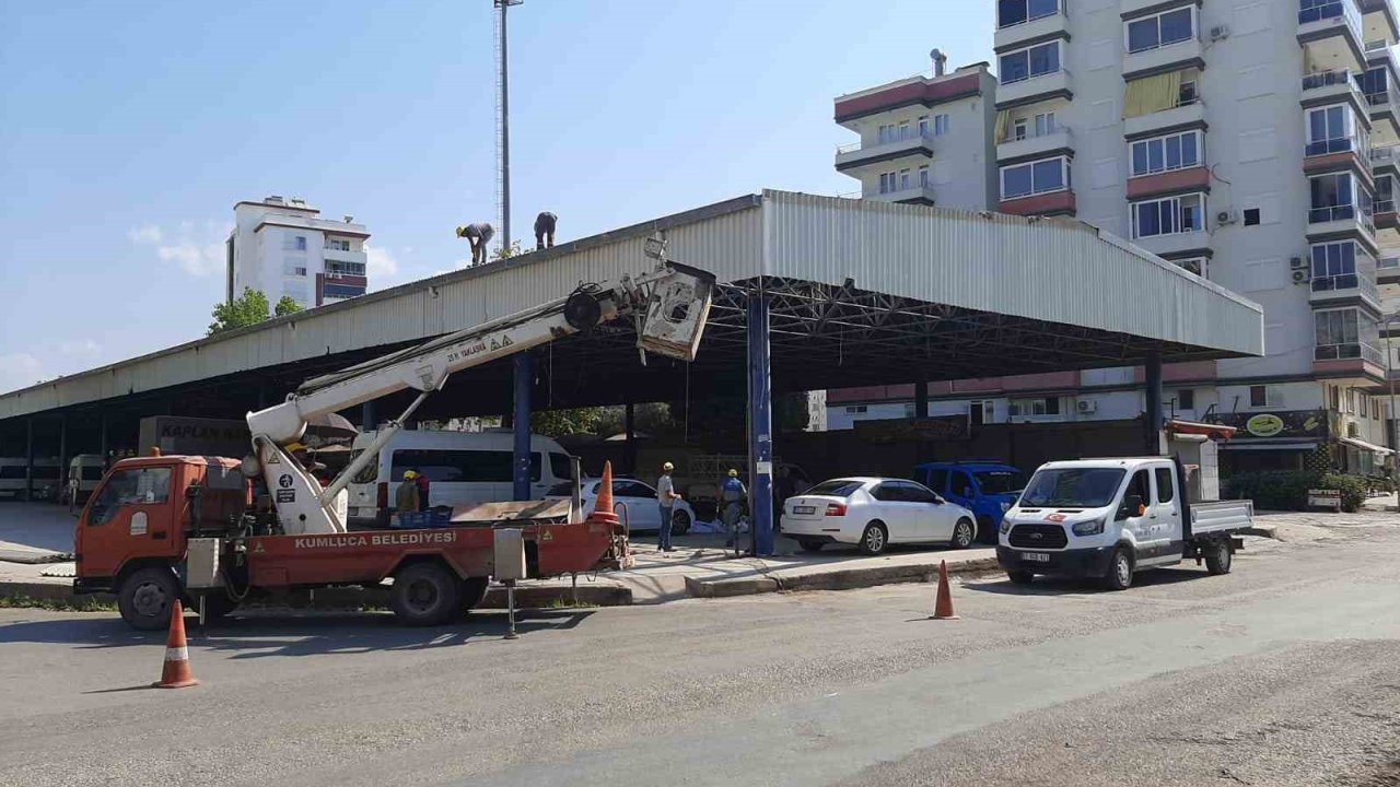 Kumluca’da eski halk pazarı yıkılıyor