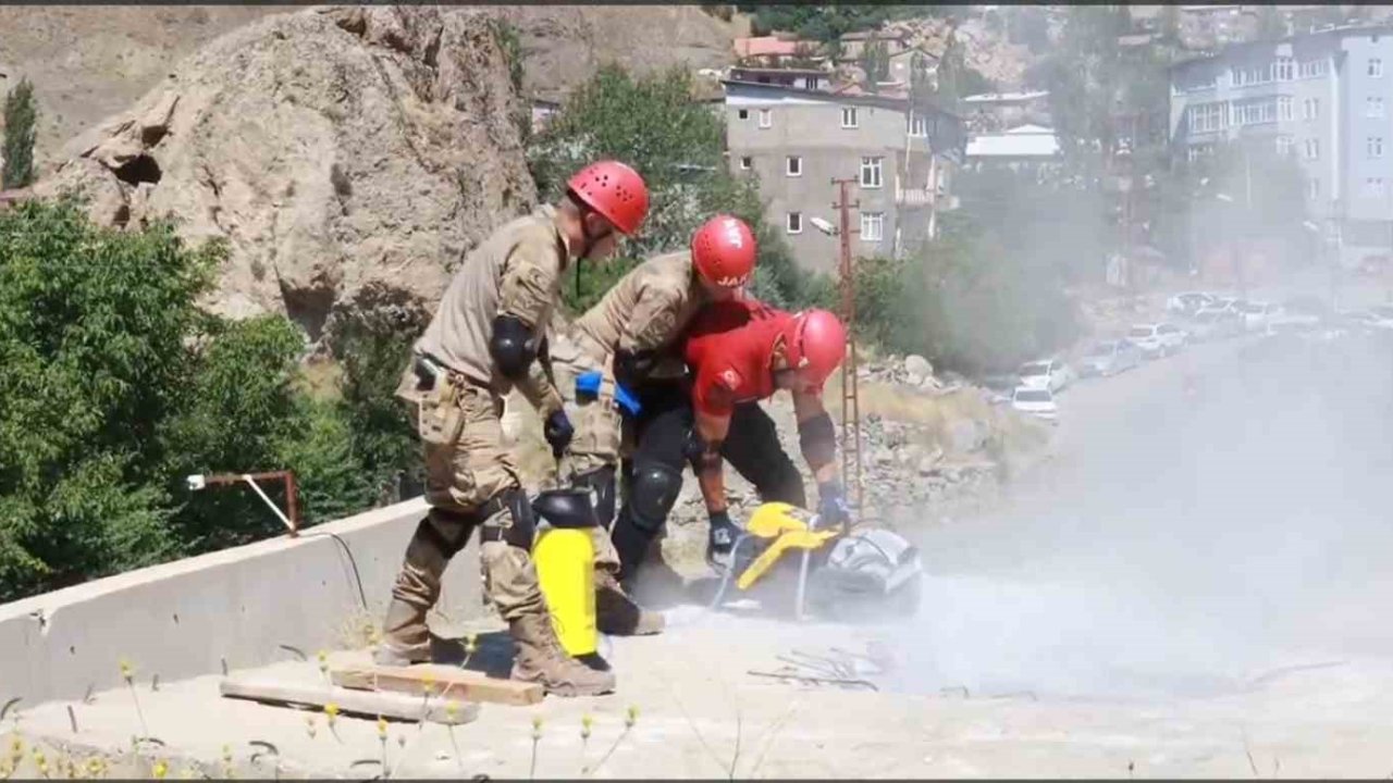 Hakkari’de 599 jandarma personeline deprem eğitimi