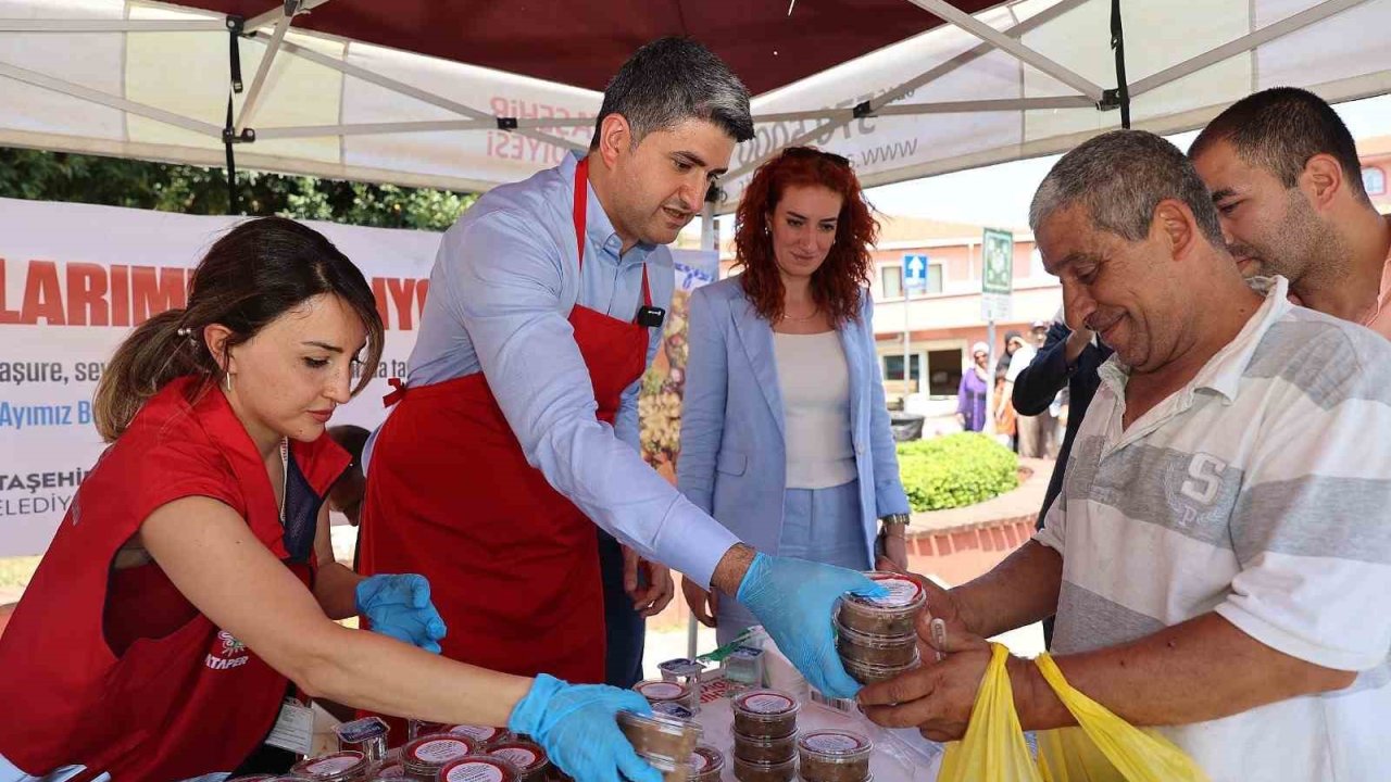 Başkan Adıgüzel aşure dağıttı