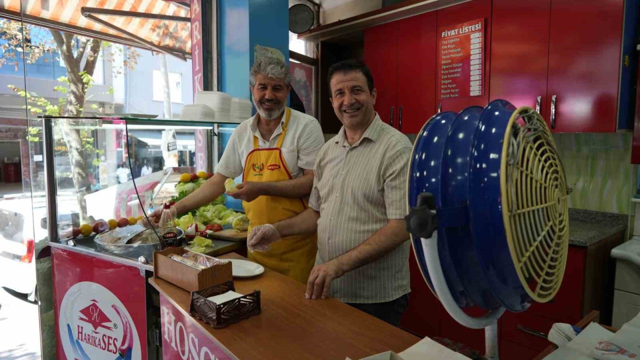 Sıcaktan bunalan esnaf türkü söyleyerek serinlemeye çalışıyor