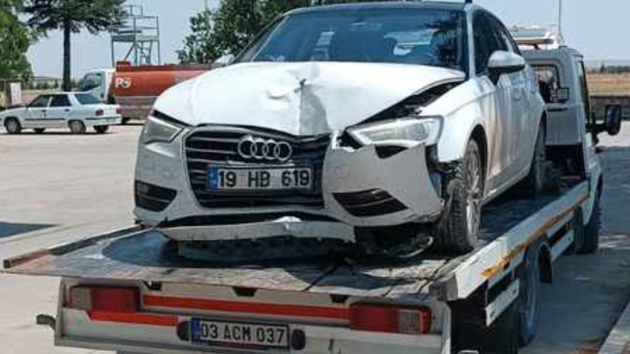 Duvara çarpan otomobilde biri çocuk 2 kişi yaralandı