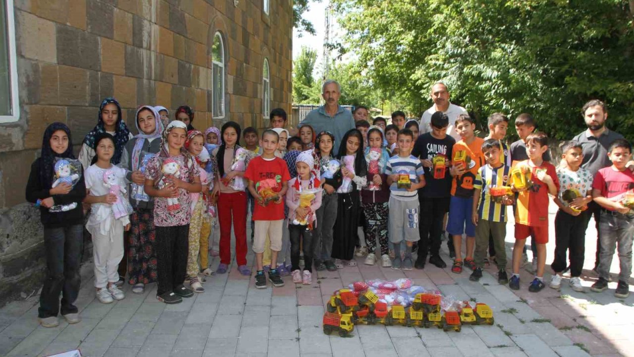 Mahalle muhtarından Kur’an kursu öğrencilerine oyuncak sürprizi