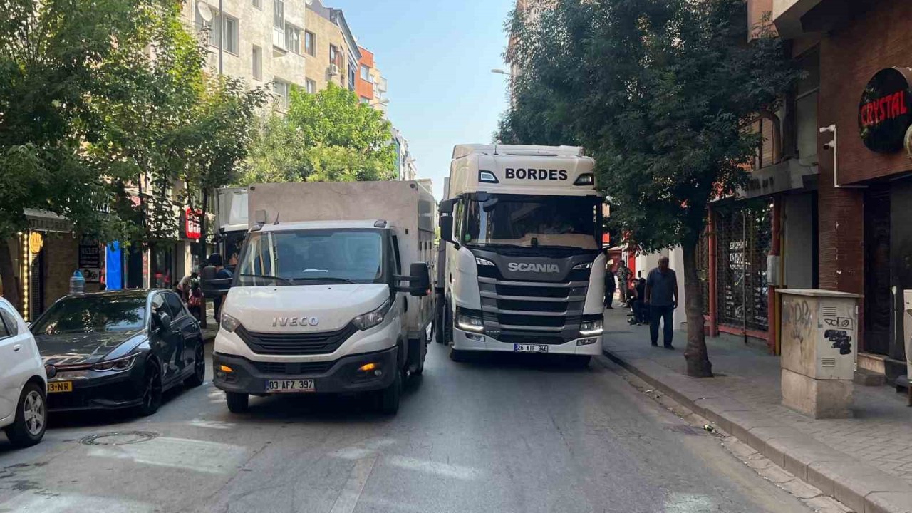 İkinci şeride park edilen kamyonet trafiği kilitledi