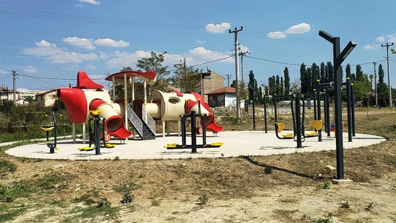 Hisarcık’ta çocuk oyun parklarının beton ve toprak zemini tehlike saçıyor